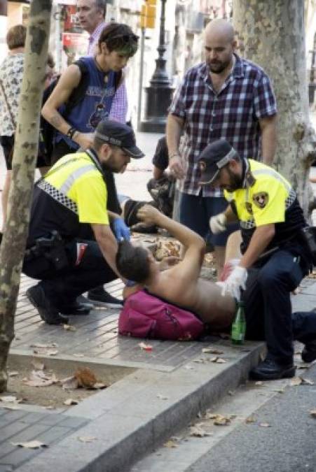 Algunos heridos fueron llevados a las tiendas cercanas donde se les practicaron los primeros auxilios, mientras esperaban la llegada de las ambulancias. Los policías pedían a los comercios próximos a la colisión dejar entrar a los transeúntes y cerrar las puertas.