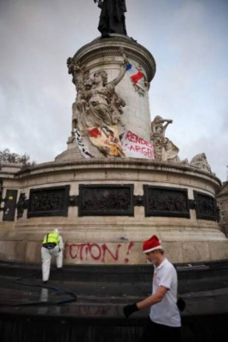 La estatua de la República, en la plaza que le da nombre, fue vandalizada y pintada con el nombre de Macron.