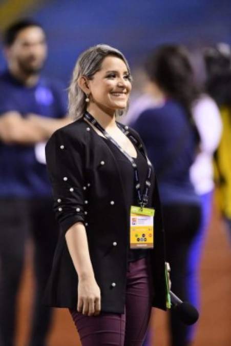 La bella presentadora de Televicentro, Tanya Rodríguez, acaparó miradas durante el partido.