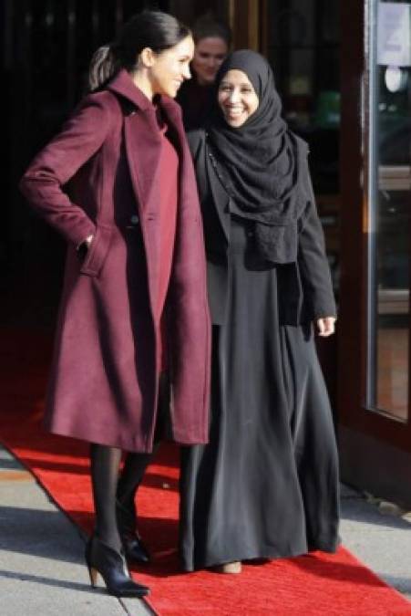 Meghan, vestida con un abrigo y vestido de la casa de diseño Club Mónaco, fue recibida por Abdurahman Sayed, de la mezquita de Al Manaar.<br/>