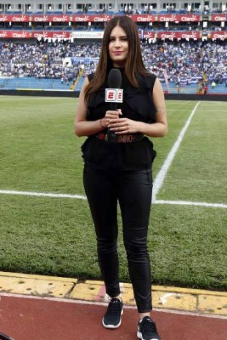 El look que eligió Carolina Padrón para cubrir el partido Honduras-Australia.