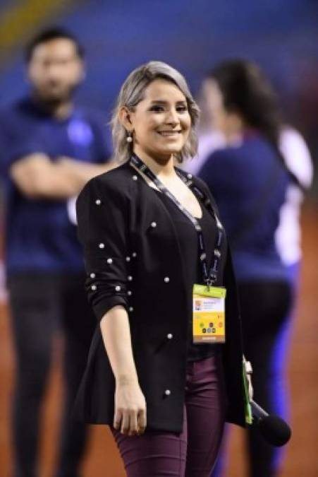 Así de hermosa andaba Tanya Rodríguez en la cobertura del partido de la Selección.