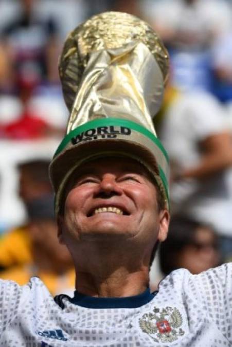 Este aficionado llegó con la réplica de la Copa del Mundo.