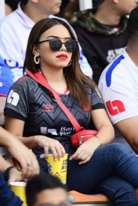 Esta guapa aficionada del Olimpia no se perdió el partido que cerró la pentagonal.