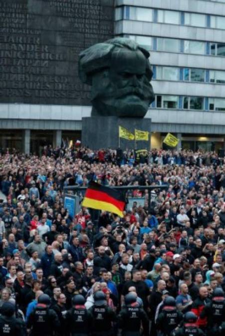La policía sajona abrió investigaciones por la exhibición del saludo hitleriano y otros símbolos nazis en las protestas en Chemnitz.
