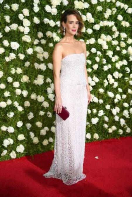 Sarah Paulson lucía bella en un vestido sin tirantes de la casa de diseño Rodarte. Completó el look con el cuello desnudo, un 'clutch' rojo y pendientes grandes.<br/>