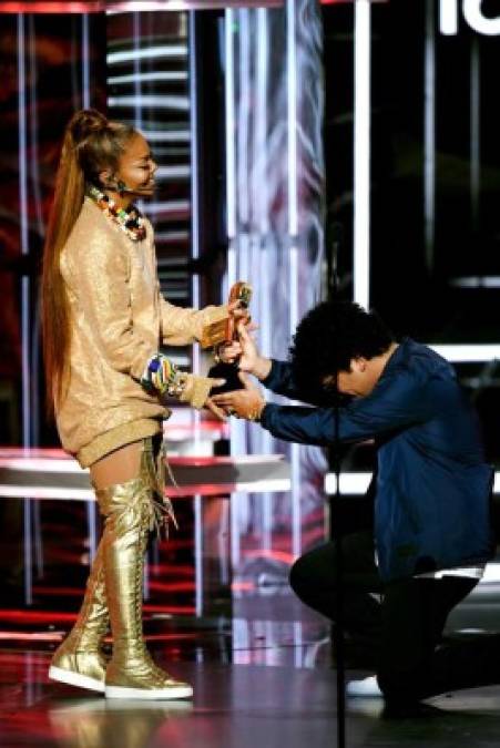 Bruno Mars entregó el premio Icono a Janet Jackson.