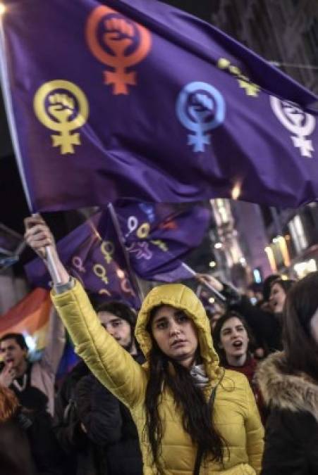 Pese a la persistente lluvia, unas cinco mil mujeres acudieron a la cita y llenaron la calle con sus gorros y bufandas violetas, banderas del mismo color, paraguas de arcoiris, pancartas y numerosos letreros realizados a mano, a menudo con un tono sarcástico o irónico.<br/><br/>'La masculinidad es un problema de salud pública', 'No salí de tu costilla, tú saliste de mi vagina', 'Abajo el matrimonio si impide el divorcio' o 'El lugar de una mujer es la Resistencia', eran algunas de las frases que se agitaban en las pancartas.