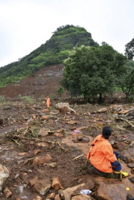 Las inundaciones y los deslaves son frecuentes en India durante la temporada del monzón que se prolonga de junio a septiembre y acostumbran a provocar derrumbes de edificios antiguos.