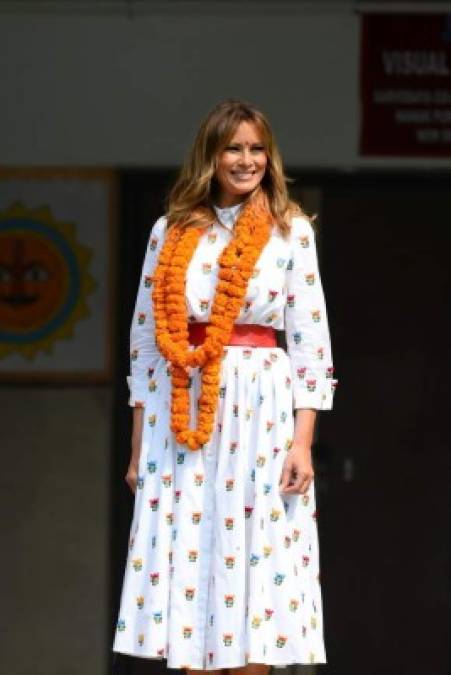 Melania volvió a apostar por Carolina Herrera con un diseño midi 'camisero' estampado que complementó con un cinturón rojo.