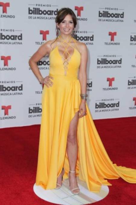 La presentadora boricua Giselle Blondet llegó con este vestido amarillo y luce hermosa.