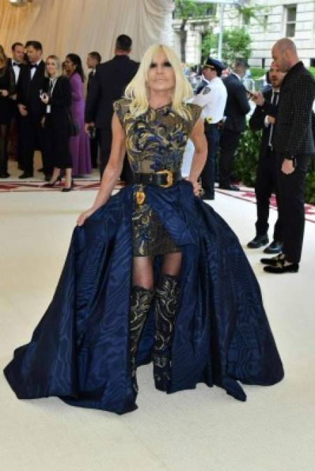 La diseñadora italiana Donatella Versace no podía faltar en la Gala MET 2018 y vistió una creación recargada y llena de brillos, muy fiel a su estilo.