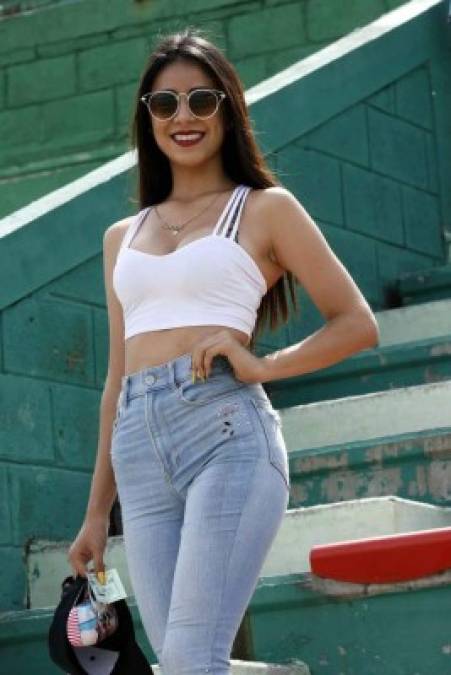 Una hermosa aficionada en las gradas del estadio Yankel Rosenthal.