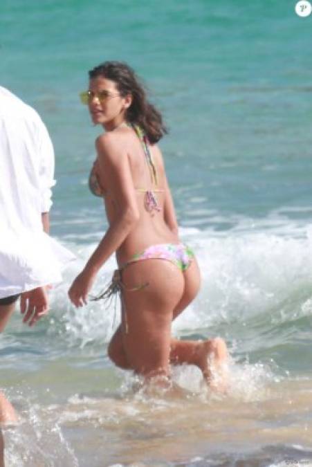 Bruna Marquezine fue captada en las playas de Fernando de Noronha, que se ubica a unos 350 km de la costa noreste de Brasil.