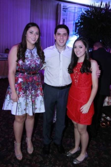 Mireya, Roger y Mariángela Larach.