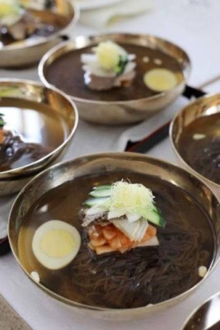 Los fideos, elaborados con harina de alforfón (trigo sarraceno) y muy largos, se pueden contar con tijeras para que sean más fáciles de comer.