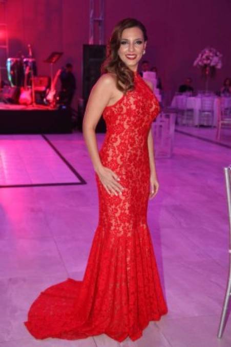 ELEGANTE. Alejandra Córdoba en una columna chantillí estilo “lady in red” .