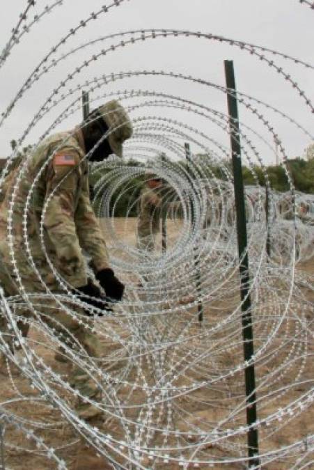 El teniente y sus hombres van desarmados, aunque un grupo de policías militares armados permanecen a su lado como 'fuerza de protección'.