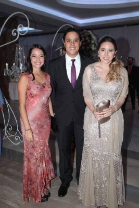 Mercedes Cossich con Diego y Amali Alvarado.