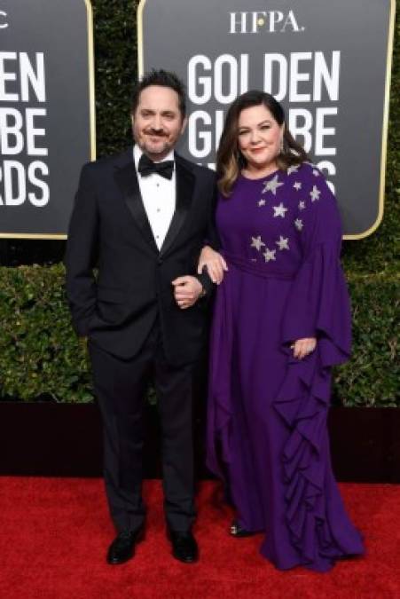 Ben Falcone y Melissa McCarthy se mostraron muy unidos en la alfombra de los Globos de Oro 2019.