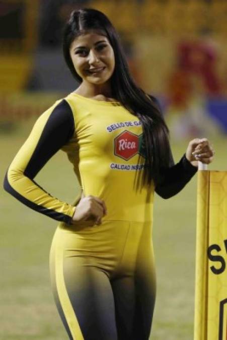 Le encantadora Bella Siloet, novia del futbolista del Real España, Jhow Benavídez, robó suspiros en el Morazán.