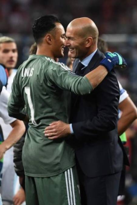 Zinedine Zidane le dio un gran abrazo al portero tico Keylor Navas.