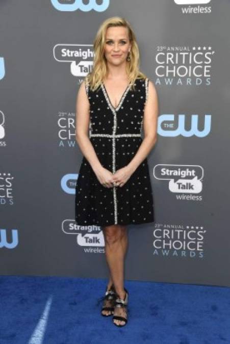 La actriz Reese Witherspoon fue el extremo de su compañera en 'Big Little Lies' Nicole Kidman, al usar una vestido Prada demasiado sencillo para la gala.<br/>