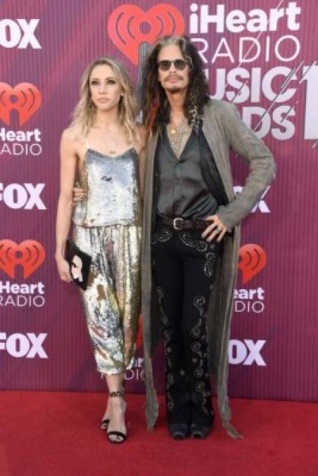 Steven Tyler, de 70 años, llegó e compañía de su novia Aimee Preston, de 29.<br/>