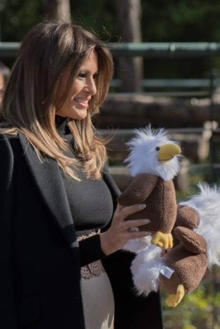 Melania regaló águilas de peluche a los niños que la esperaban en el zoológico.