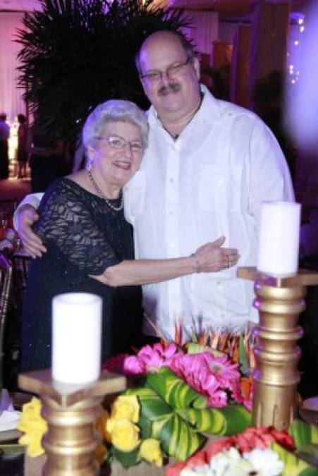 Martha Larach y su hijo Jorge Shibli Canahuati.