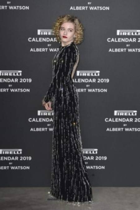 Julia Garner, actriz estadounidense en la alfombra roja a su llegada al lanzamiento del calendario.