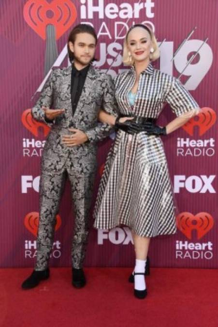 Katy Perry hizo su primera aparición en la alfombra roja desde que anunció su compromiso con Orlando Bloom. <br/>La cantante caminó por la alfombra con Zedd, con quien colaboró ​​en el tema '365'. <br/><br/>La rubia llegó vestida como su personaje robot del video musical de la mencionada canción, con un vestido a cuadros y rubia.
