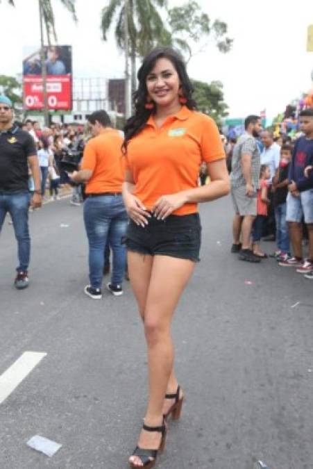 La despampanante Michell Hernández del canal capitalino Qué hubo Chano no pasó desapercibida en el desfile.