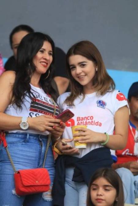 Otras dos aficionadas en las gradas del estadio Nacional.