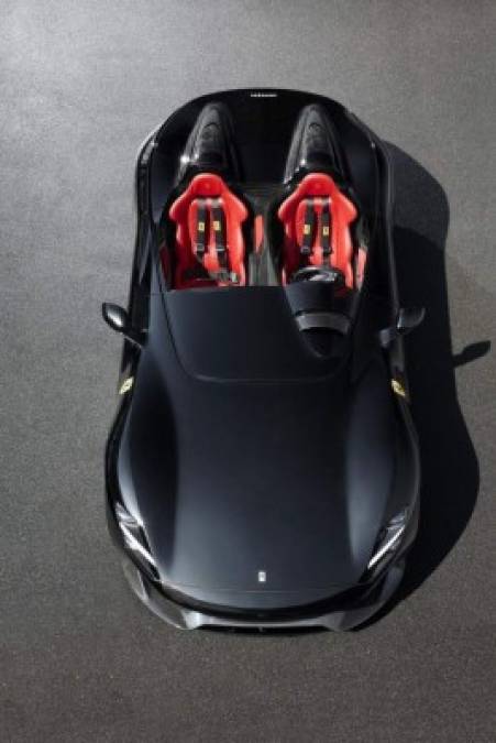 El futbolista portugués ha comprado un Monza SP de 1,6 millones de euros, con un motor V12 capaz de acelerar de 0 a 100 km/h en 2,9 segundos. Foto Facebook Ferrari.<br/><br/>