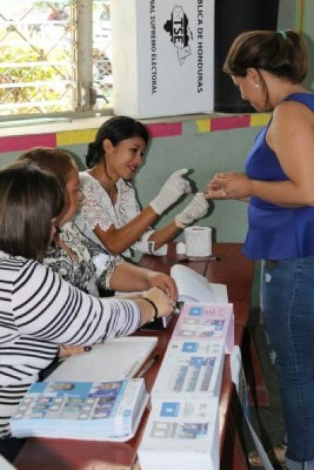 A esta hondureña le manchan el dedo con tinta tras votar en las elecciones primarias en Olanchito, Yoro.