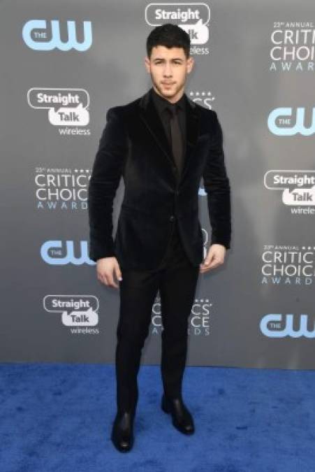 El cantante y actor Nick Jonas en un arriesgado tux de terciopelo.<br/>