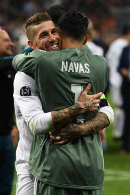 Keylor Navas celebra con Sergio Ramos. Foto AFP