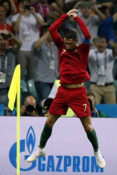 El gran salto de Cristiano Ronaldo para celebrar su gol de penal ante España. Foto AFP