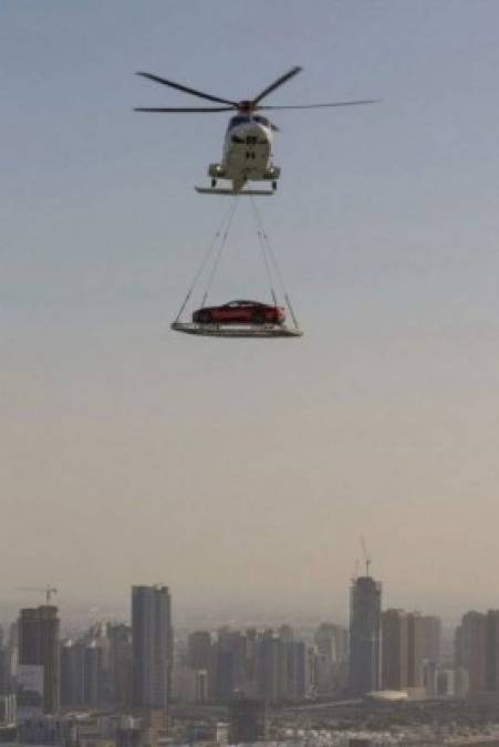 Los jeques árabes transportan sus costosos vehículos en helicópteros y aviones hacia sus destinos turísticos favoritos.