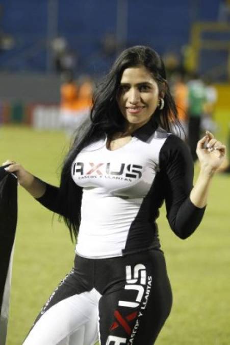 Otra chica del patrocinador Axus en el Real España-Platense.