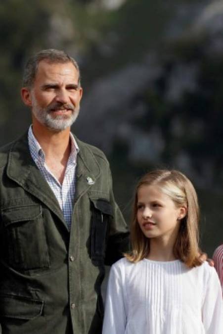 Leonor no se separó de su padre, que también asistió a estos actos siendo todavía un niño.