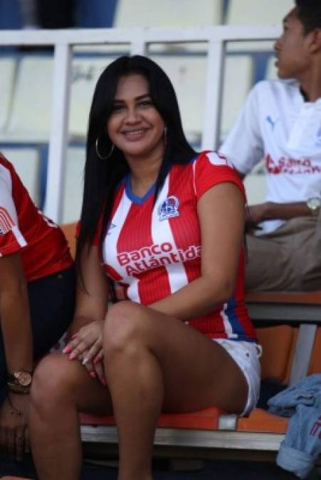 Olimpia cuenta con el apoyo de esta guapa aficionada.