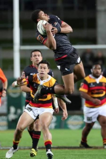 RUGBY. Espectacular atrapada. Richie Mo’unga realiza una estupenda recepción para el Canterbury durante la séptima ronda del torneo de Copa frente al Waikato en Hamilton, Nueva Zelanda.