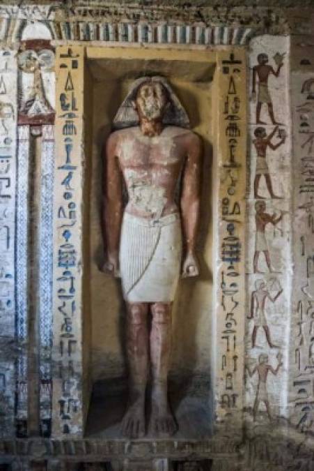 La tumba, de diez metros de profundidad y tres de ancho, fue descubierta el pasado noviembre por una misión egipcia que trabaja en una necrópolis dedicada a animales, ubicada a las afueras de El Cairo.<br/>