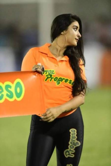 Esta bella edecán robó muchas miradas en el partido.