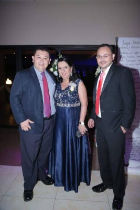 Ángel Moreno, Rina Auxiliadora Alvarado y Roger Moreno.