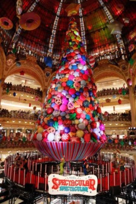 Francia. Navidad en París. Las decoraciones navideñas ya llegaron a la capital francesa con un gigantesco árbol de golosinas.