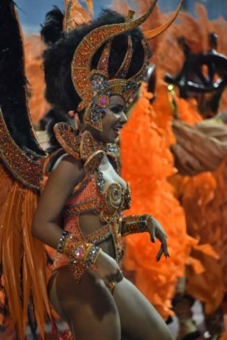 El desfile, mundialmente famoso, no es apenas un gran espectáculo colorido, sino también una disputada competencia.