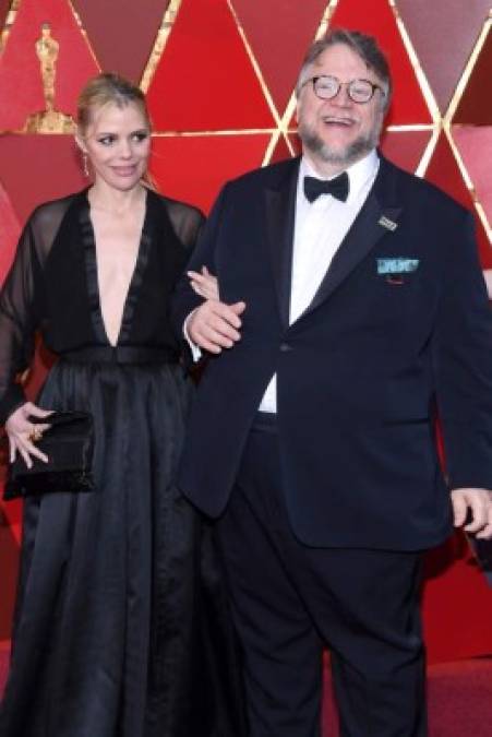 Guillermo del Toro, uno de los favoritos al mejor director, llegó acompañado de su esposa, Kim Morgan.